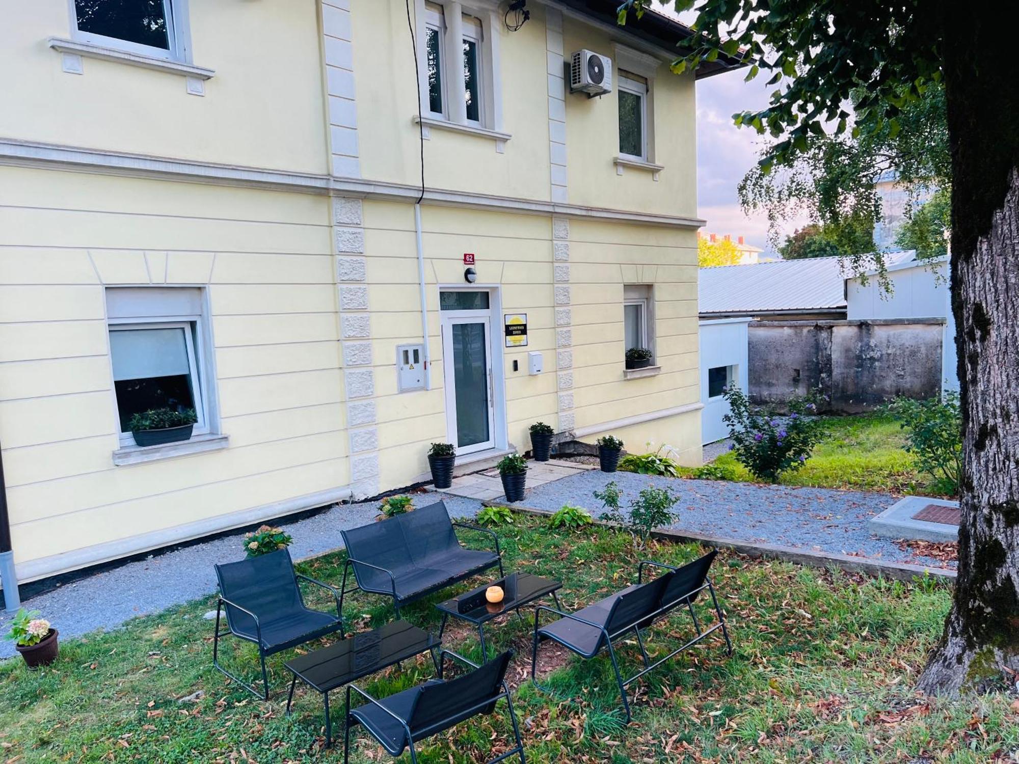 Отель Lemonwood House Постойна Экстерьер фото