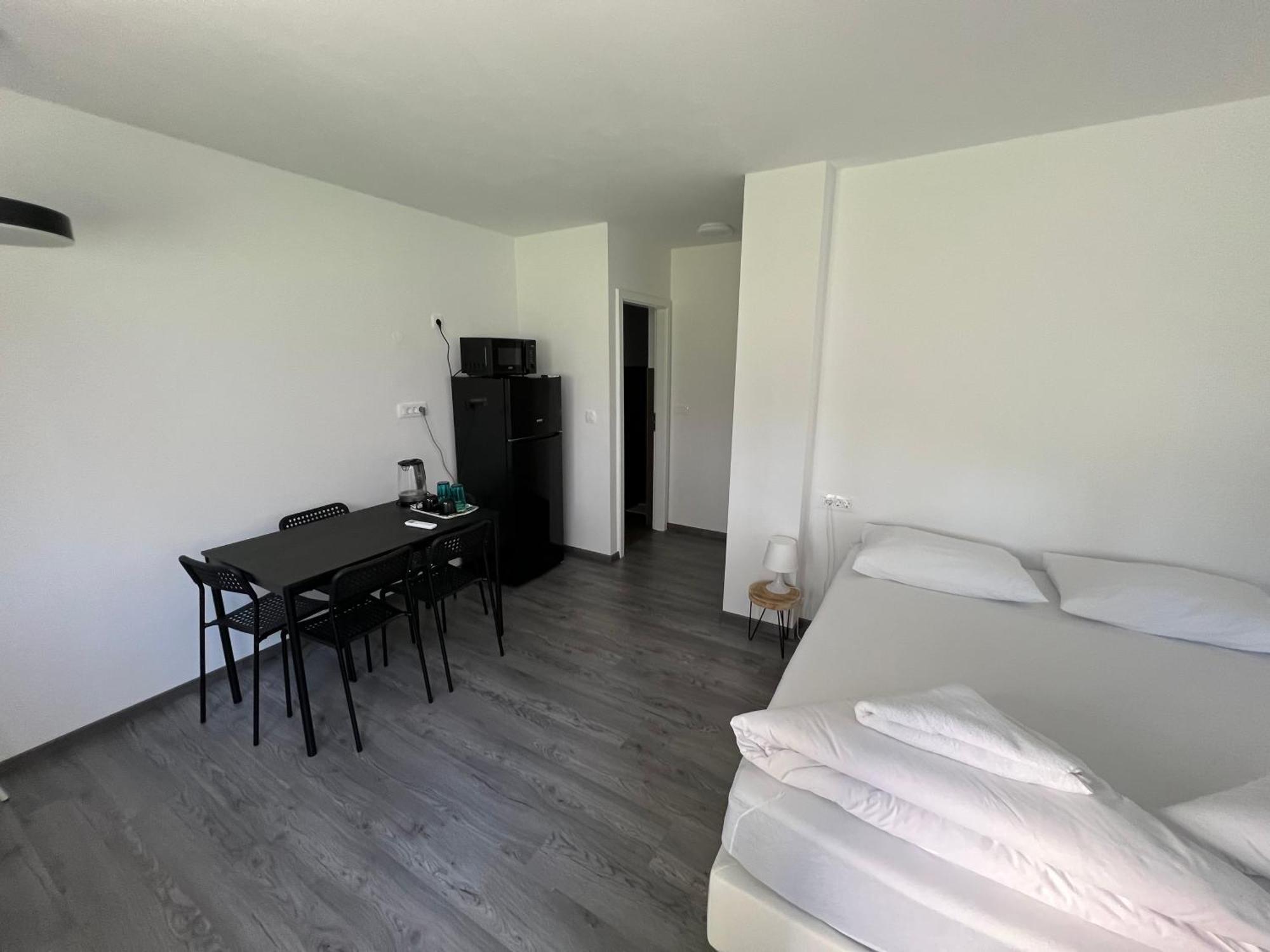 Отель Lemonwood House Постойна Экстерьер фото