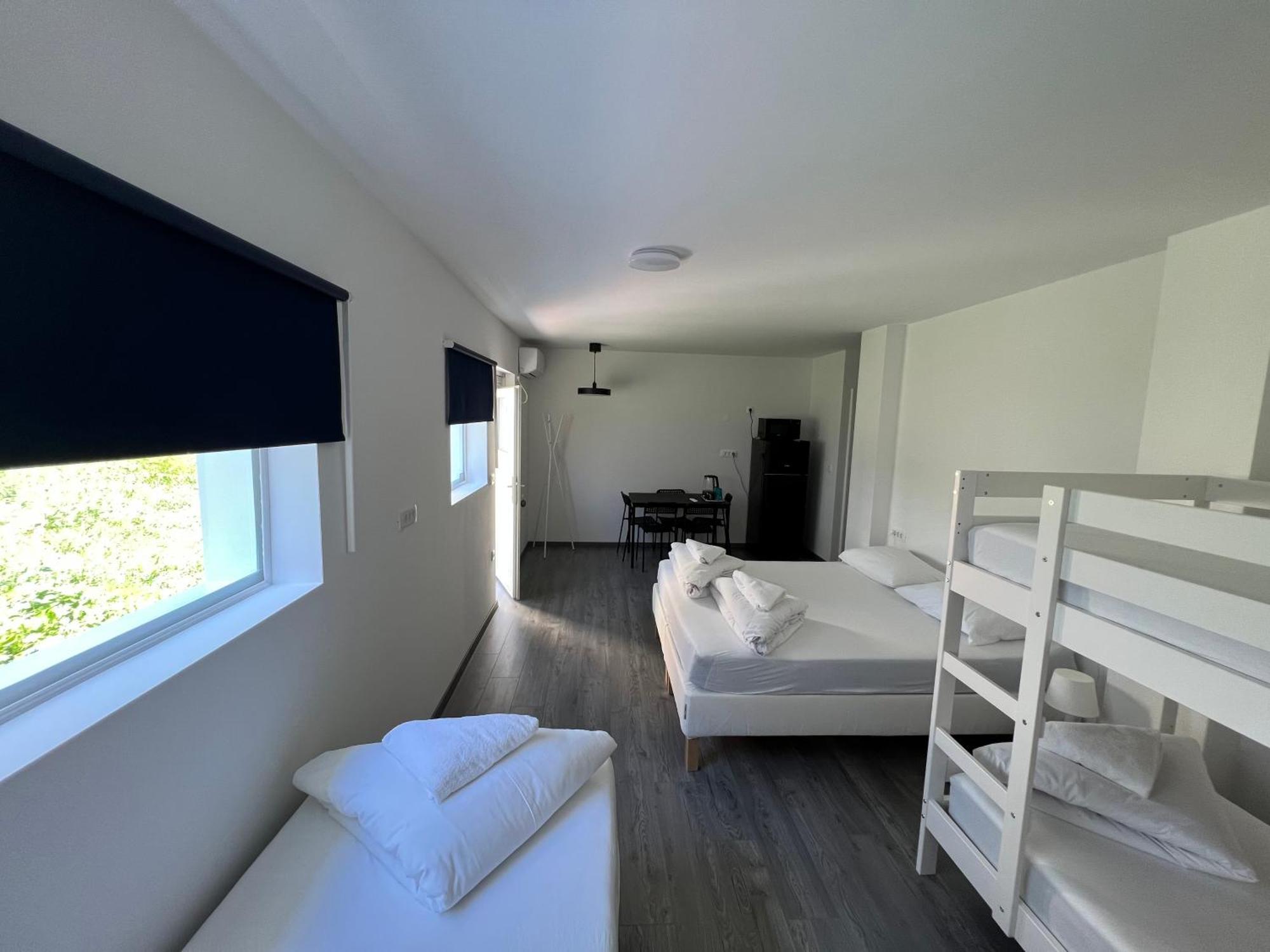 Отель Lemonwood House Постойна Экстерьер фото