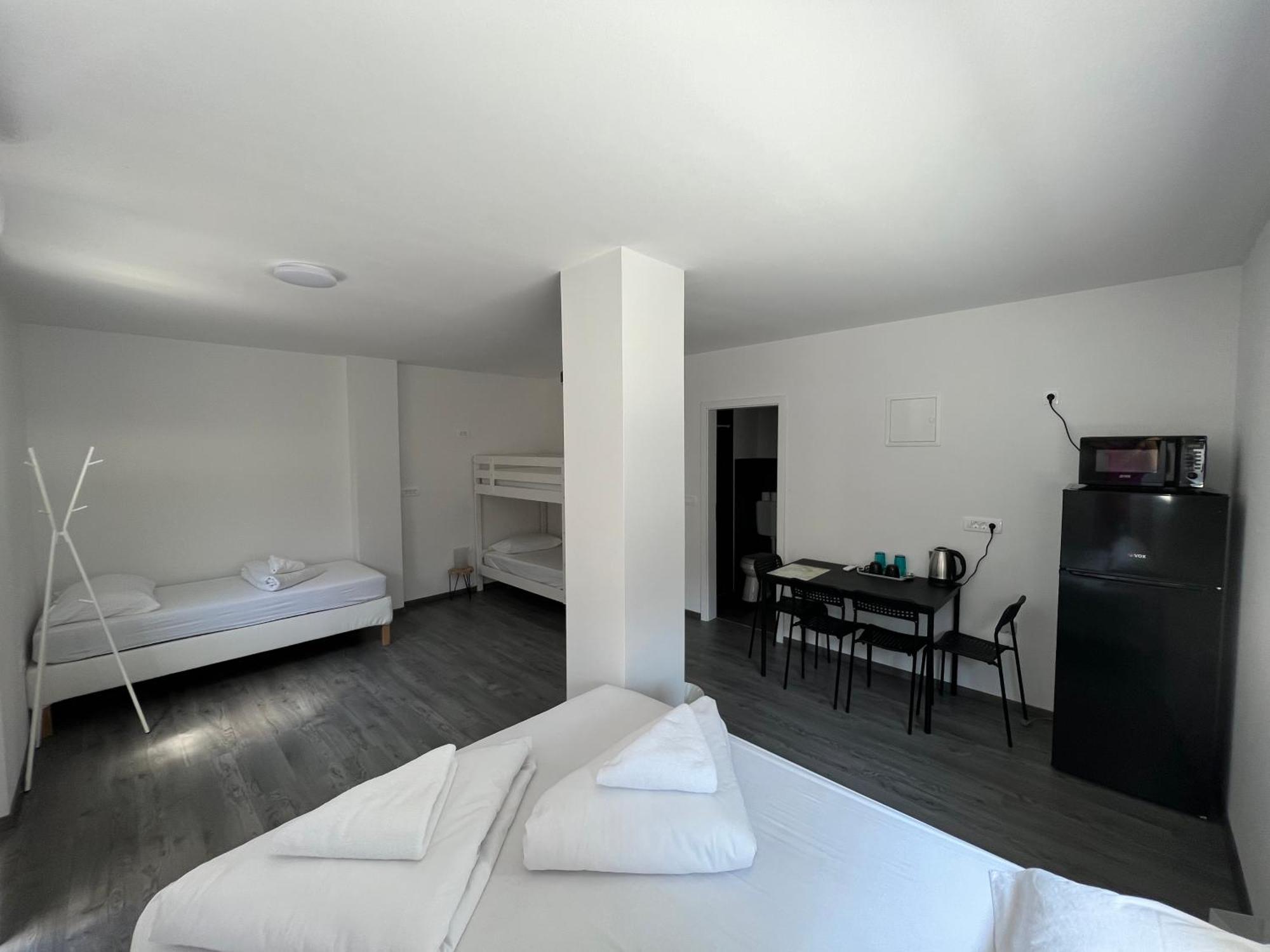 Отель Lemonwood House Постойна Экстерьер фото