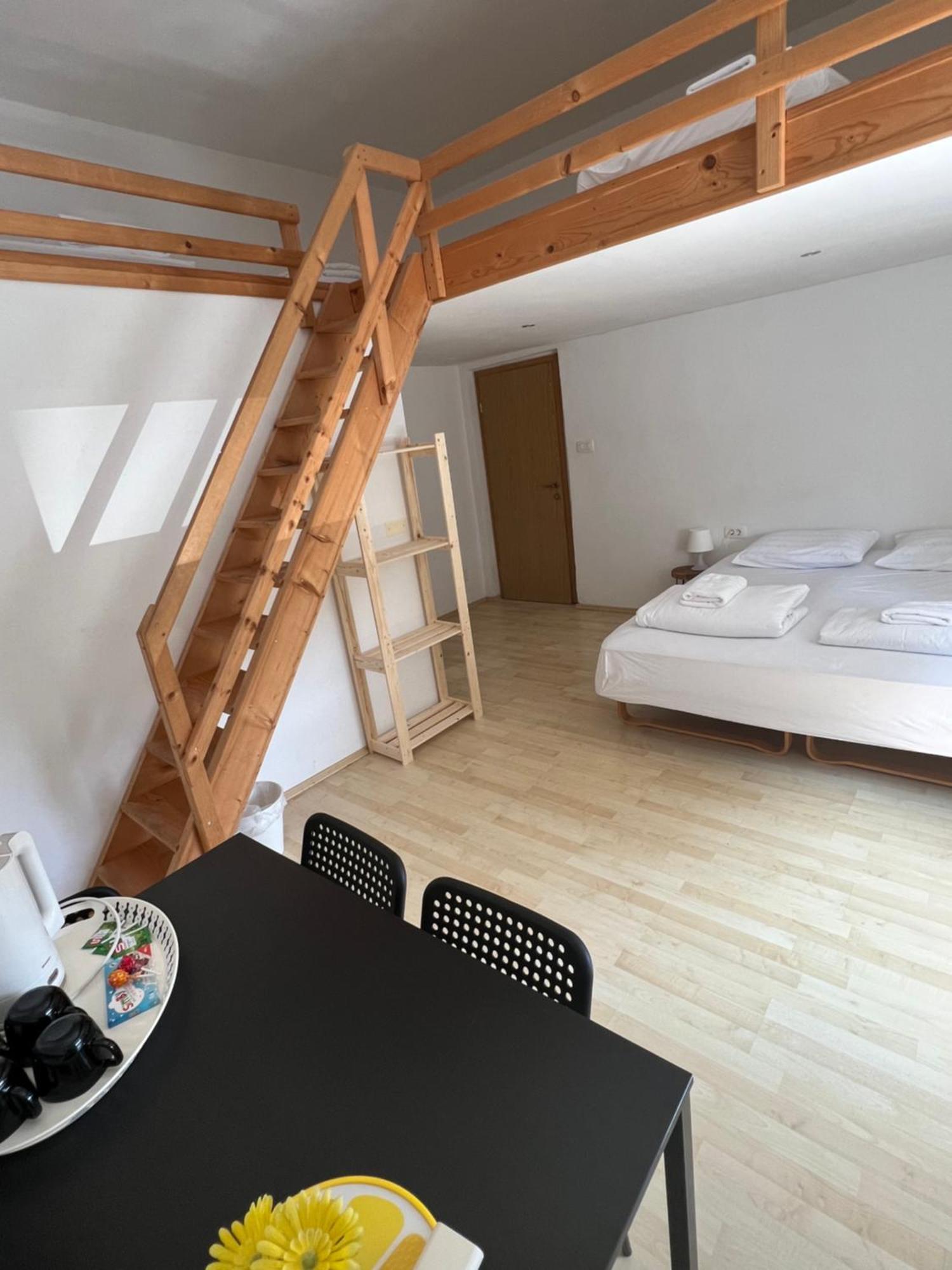 Отель Lemonwood House Постойна Экстерьер фото