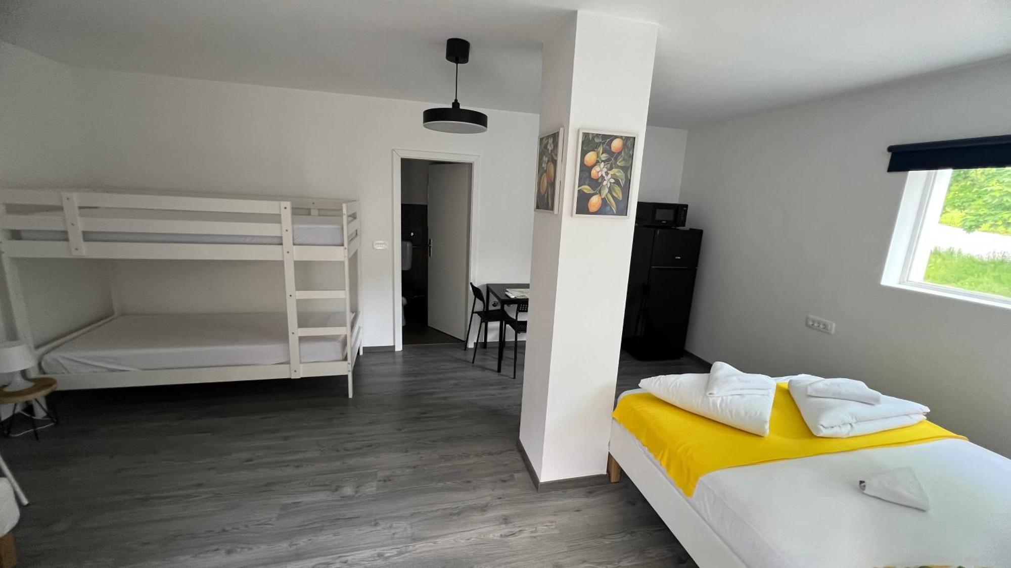 Отель Lemonwood House Постойна Экстерьер фото
