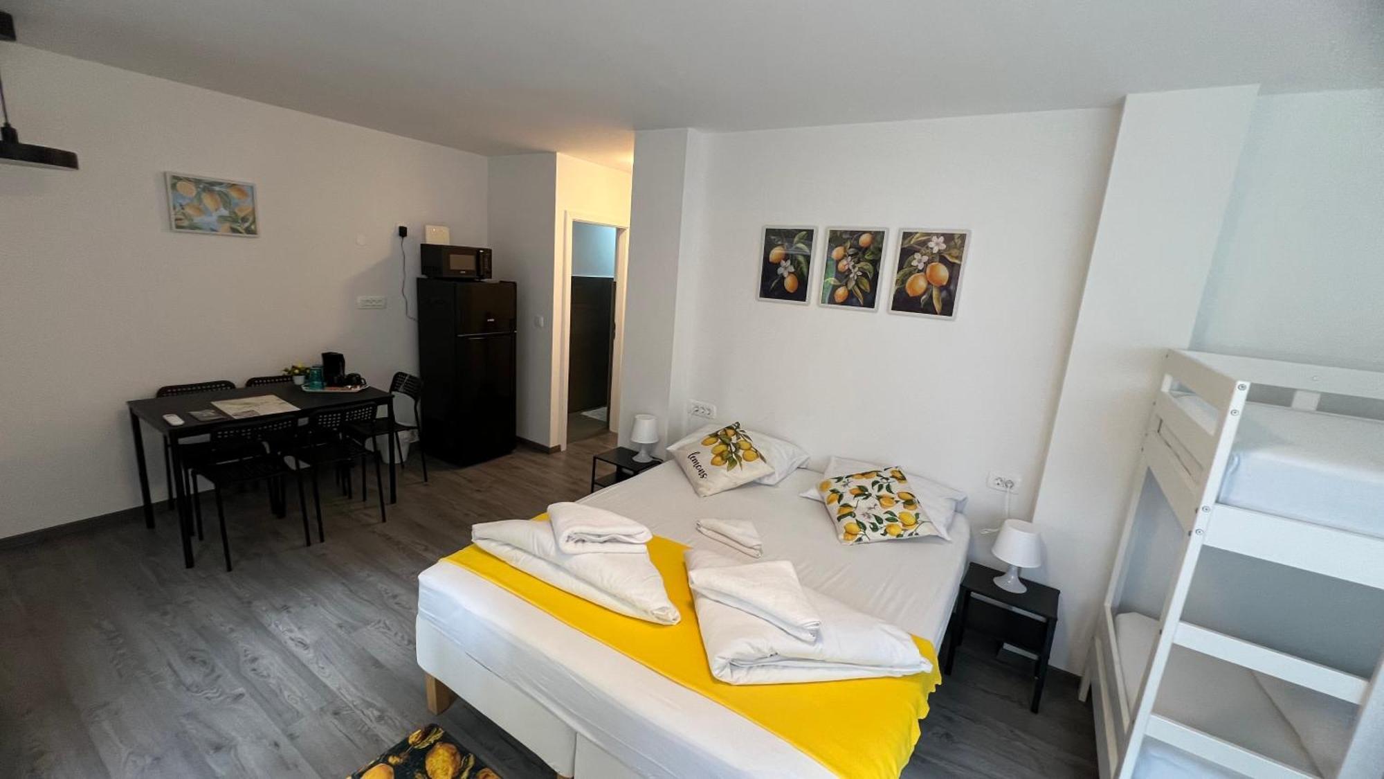 Отель Lemonwood House Постойна Экстерьер фото