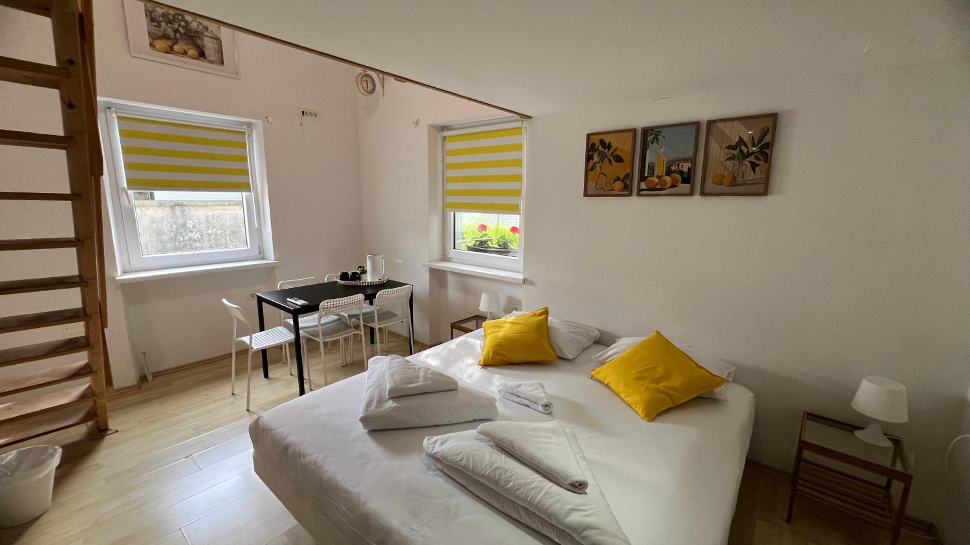 Отель Lemonwood House Постойна Экстерьер фото