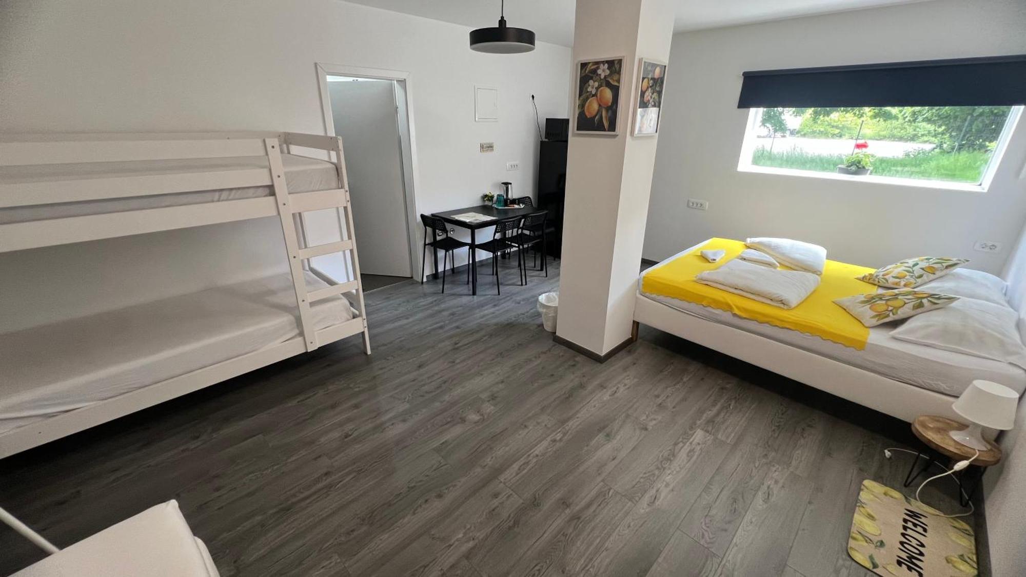 Отель Lemonwood House Постойна Экстерьер фото